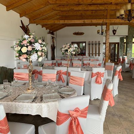 Alex & Maria Hotell Cărpinişu Exteriör bild