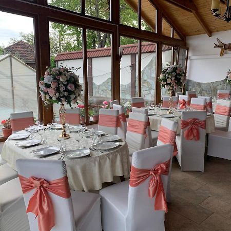 Alex & Maria Hotell Cărpinişu Exteriör bild