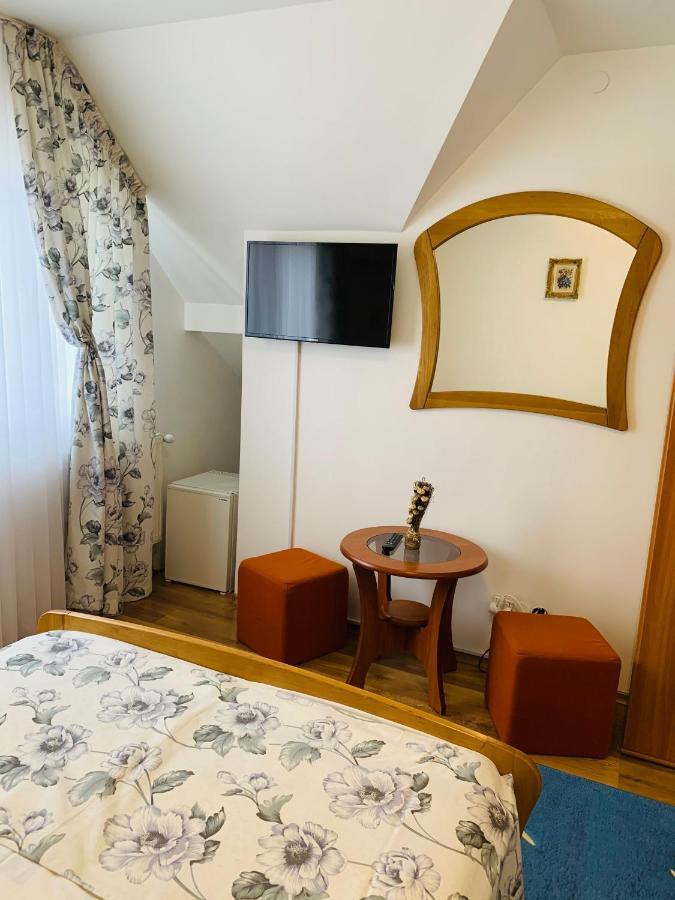 Alex & Maria Hotell Cărpinişu Exteriör bild