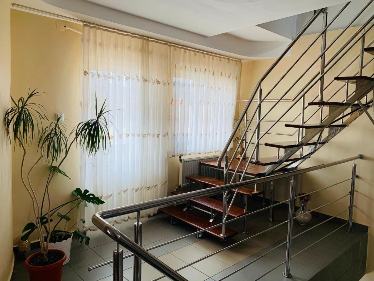 Alex & Maria Hotell Cărpinişu Exteriör bild