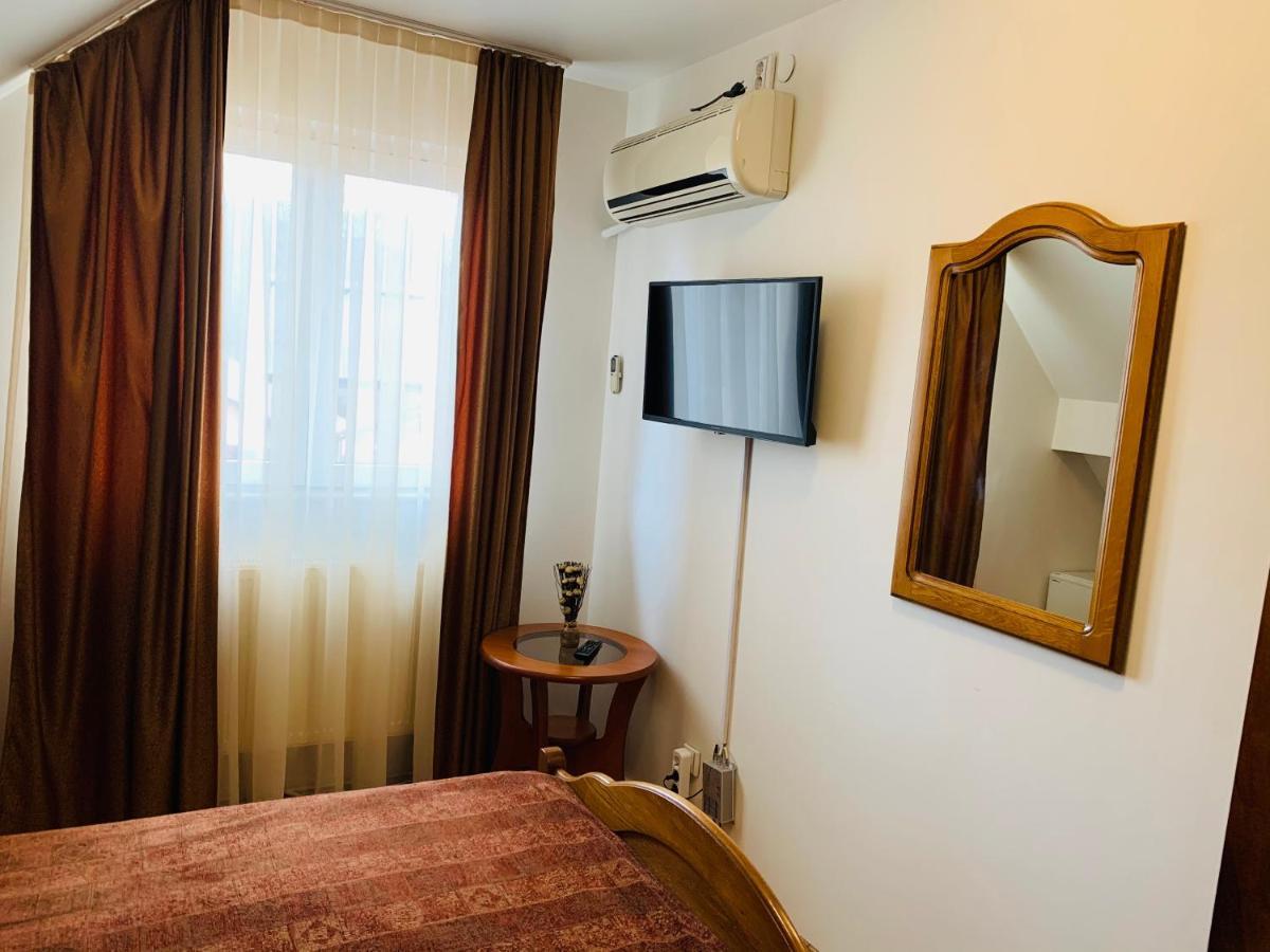 Alex & Maria Hotell Cărpinişu Exteriör bild