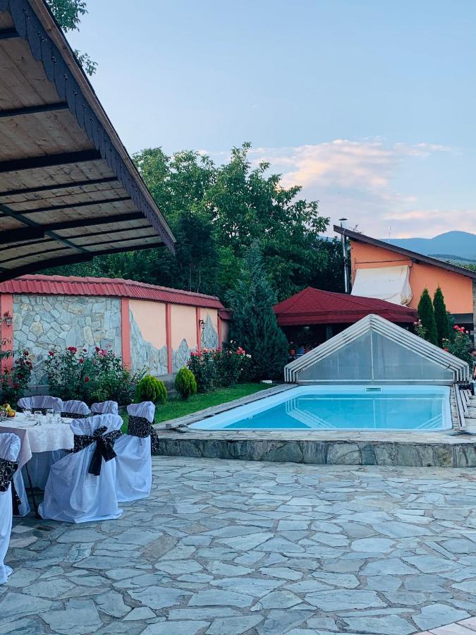 Alex & Maria Hotell Cărpinişu Exteriör bild