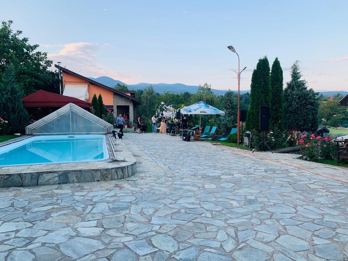 Alex & Maria Hotell Cărpinişu Exteriör bild