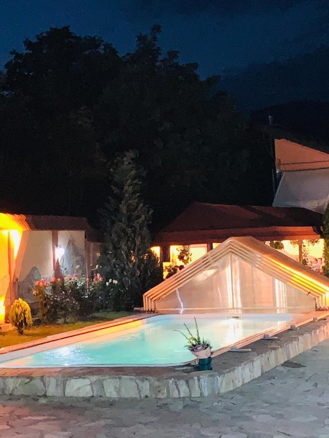 Alex & Maria Hotell Cărpinişu Exteriör bild