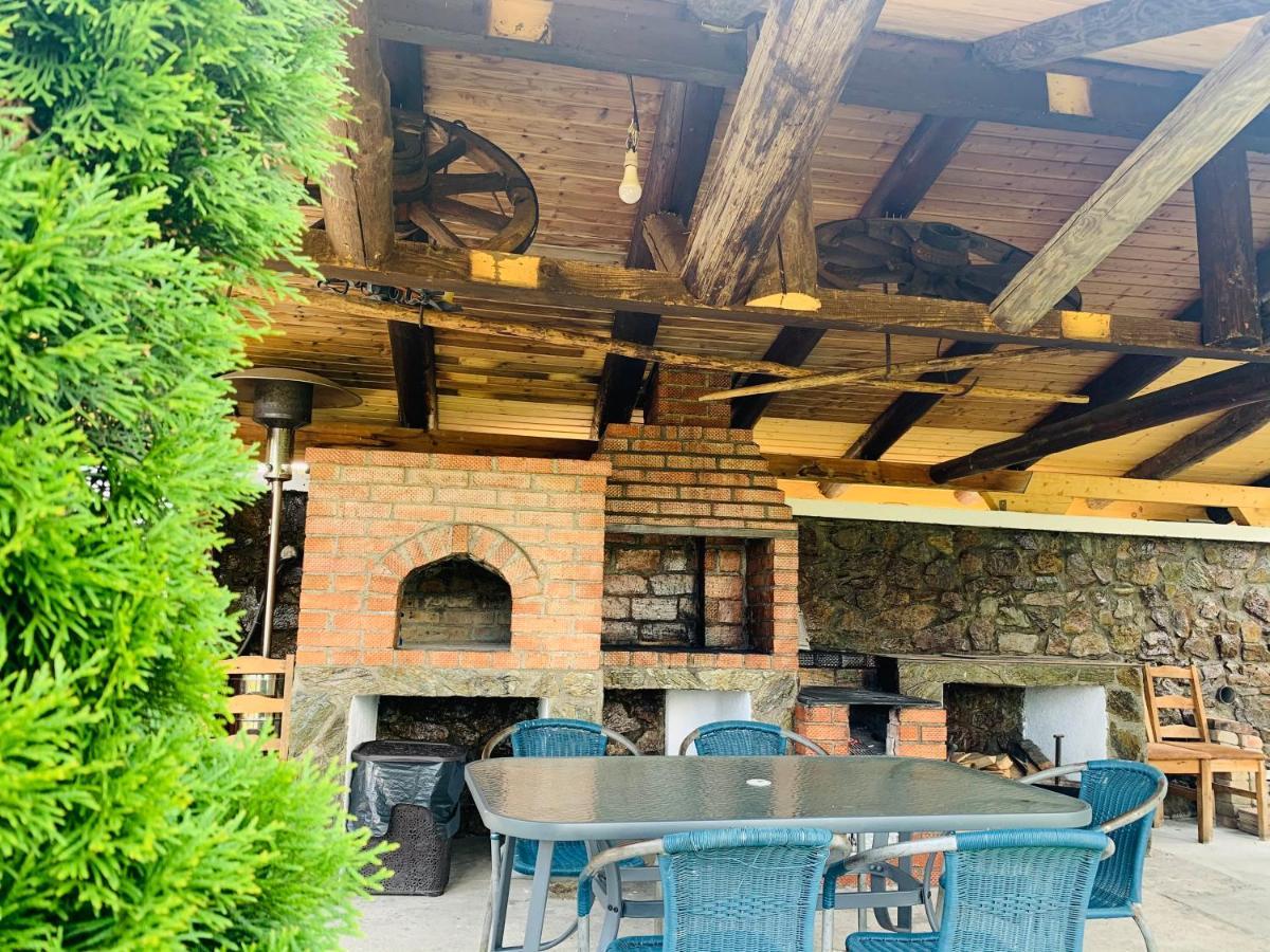 Alex & Maria Hotell Cărpinişu Exteriör bild