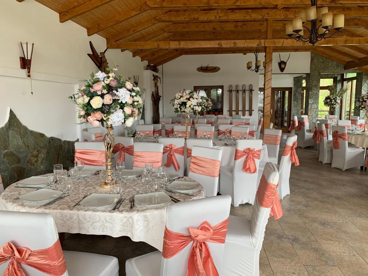 Alex & Maria Hotell Cărpinişu Exteriör bild