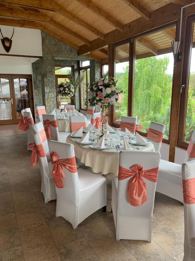 Alex & Maria Hotell Cărpinişu Exteriör bild